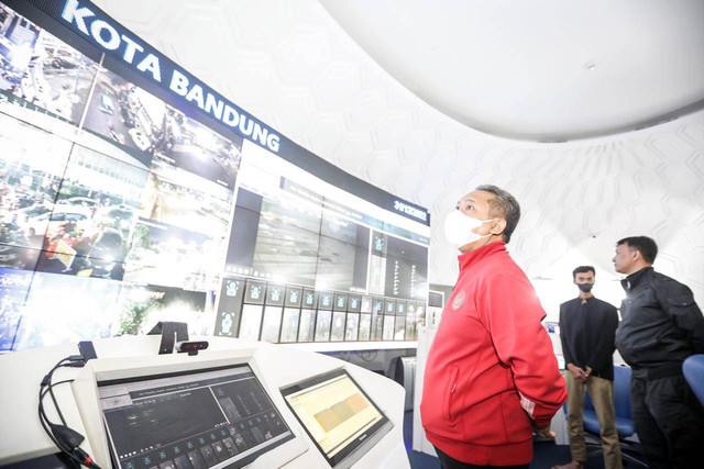 Wali Kota Bandung, Yana Mulyana memantau sejumlah titik di Kota Bandung di Bandung Command Center Sabtu 31 Desember 2022 malam