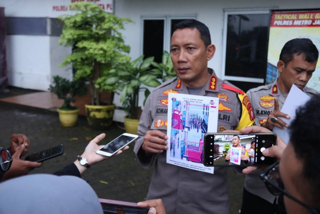 Kapolres Jakarta Pusat Komarudin saat merilisi foto DPO Iwan penculik Malika. Foto: Dok. Istimewa