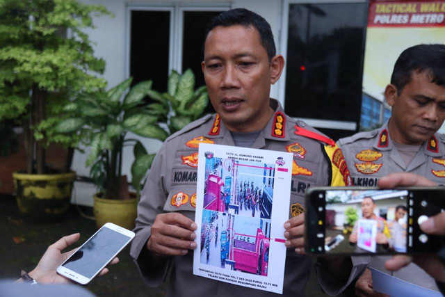 Kapolres Jakarta Pusat Komarudin saat merilisi foto DPO Iwan penculik Malika. Foto: Dok. Istimewa