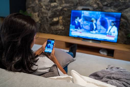 Ilustrasi menonton tayangan TV. Foto: Unsplash.com