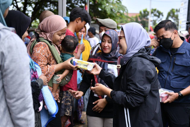 Bupati Indramayu Nina Agustina Da'i Bachtiar didampingi staff ahli dan beberapa kepala perangkat daerah di lingkungan Pemerintah Kabupaten Indramayu mengunjungi warga yang terdampak banjir rob dan gelombang pasang. Foto: Istimewa