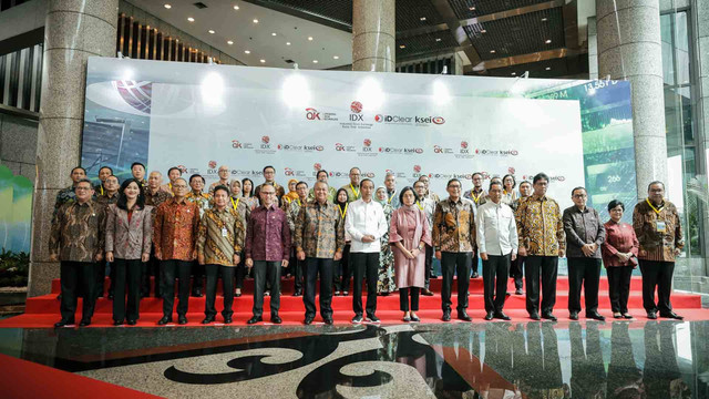 Presiden Jokowi, Ketua Dewan Komisioner OJK Mahendra Siregar, Menteri Keuangan Sri Mulyani resmi membuka perdagangan Bursa Efek Indonesia (BEI) di Gedung BEI, Senin (2/1/2023). Foto: Dok. OJK