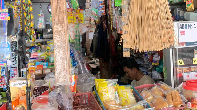 Handi, Pedagang Rokok Eceran di Lebak Bulus, Senin (2/1). Foto: Nabil Jahja/kumparan
