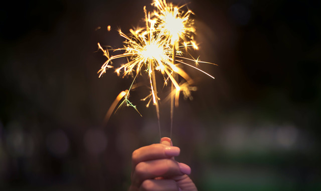 Foto oleh Tairon Fernandez: https://www.pexels.com/id-id/foto/orang-yang-memegang-lighted-sparkler-450301/