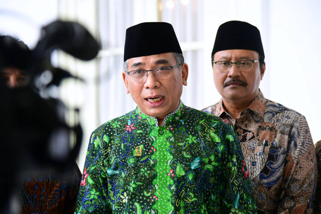 Ketua Umum PBNU, Yahya Cholil Staquf (batik hijau) berbicara saat wawancara terkait 1 Abad NU di Istana Negara, Jakarta, Senin (2/1/2023). Foto: Muchlis Jr/Biro Pers Sekretariat Presiden