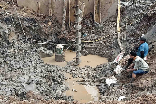 Tim penyelamat di lokasi seorang anak laki-laki berusia 10 tahun diperkirakan terjebak di lubang sedalam 35 meter di area konstruksi jembatan di provinsi Dong Thap, Vietnam pada 2 Januari 2023. Foto: AFP
