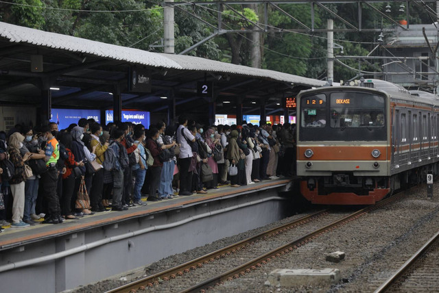 Pekerja kantoran saat akan menaiki Kereta Rel Listrik (KRL) di Stasiun Sudirman, Jakarta Pusat, Senin (2/1/2023). Foto: Iqbal Firdaus/kumparan