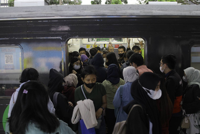 Pekerja kantoran saat akan menaiki Kereta Rel Listrik (KRL) di Stasiun Sudirman, Jakarta Pusat, Senin (2/1/2023). Foto: Iqbal Firdaus/kumparan
