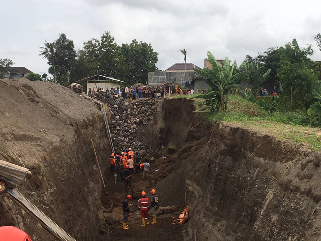Kondisi longsornya tanah galian pondasi proyek perumahan di Sleman yang ambrol. Foto: istimewa