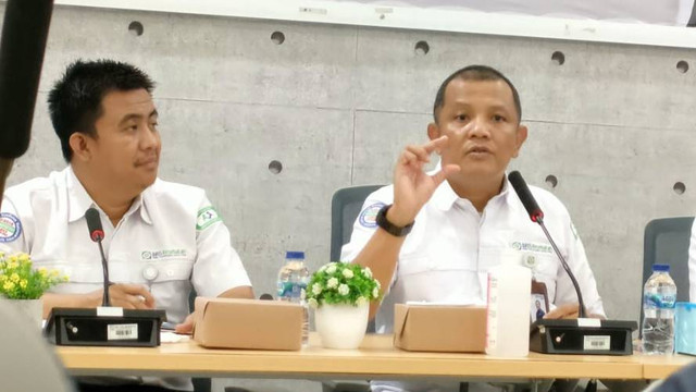Deputi Direksi Wilayah 12 BPJS Kesehatan, Budi Setiawan (kanan) saat memberikan keterangan pers di Jayapura. (BumiPapua.com/Katharina) 