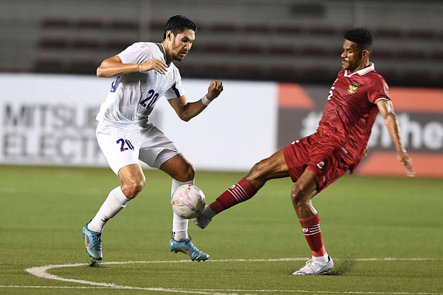Pesepak bola Timnas Indonesia Ricky Richardo Kambuaya (kanan) berebut bola dengan pesepak bola Timnas Filipina Mark Andrew Hartmann (kiri) dalam laga lanjutan Grup A Piala AFF 2022 di Rizal Memorial Stadium, Manila, Filipina, Senin (2/1/2023). Foto: Akbar Nugroho Gumay/ANTARA FOTO