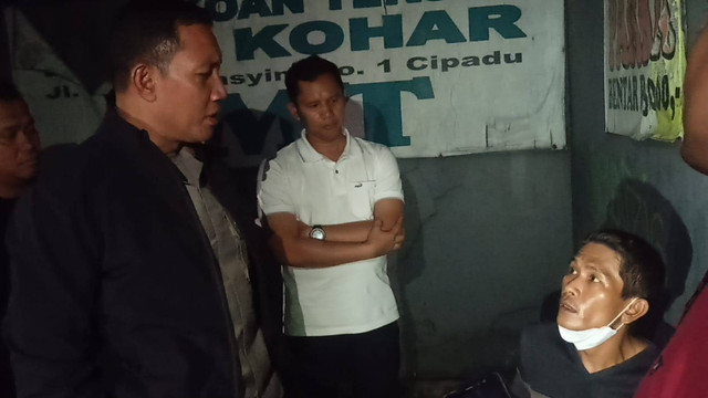 Kapolres Metro Jakarta Pusat Kombes Pol  Komarudin (kiri) saat meminta keterangan kepada Iwan Sumarno (pakai masker putih), pelaku penculik Malika di kawasan Ciledug, Senin (2/1).  Foto: Dok. Istimewa