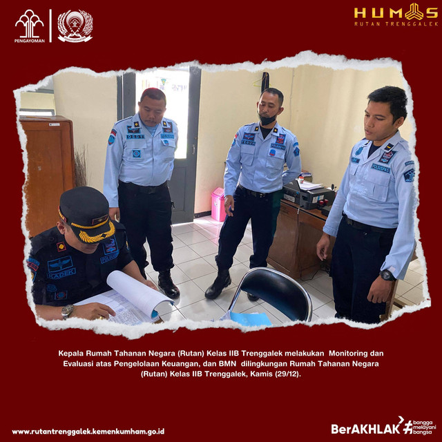 kepala rutan cek kelengkapan pengelolaan keuangan rutan trenggalek. foro dari humas rutan trenggalek