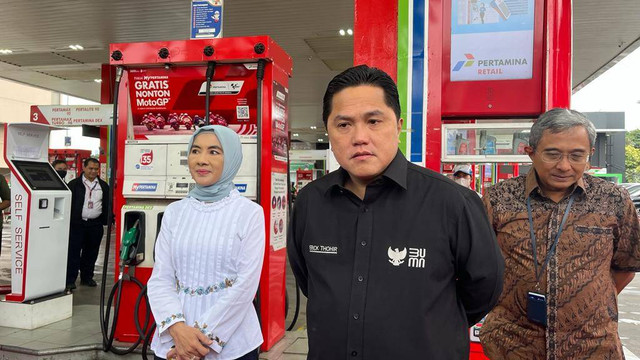 Menteri BUMN Erick Thohir (Tengah) dan Dirut Pertamina Nicke Widyawati (kiri) mengumumkan penurunan harga Pertamax, Selasa (3/1/2022). Foto: Fariza Rizky Ananda/kumparan