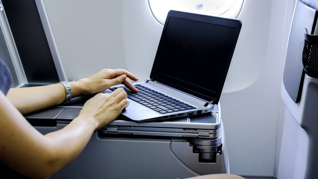 Ilustrasi cara mengirim file dari laptop ke HP. Foto: Aureliy/shutterstock