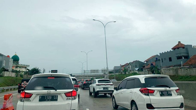 Suasana macet panjang di Tol Desari, selasa (3/1/2023). Foto: Indra Subagja/kumparan