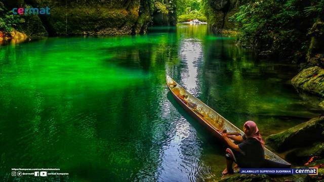 Air sungai mengalir dari dalam gua Bokimaruru, salah satu kawasan Karst di Sagea, Halmahera Tengah, Maluku Utara. Foto: Supriyadi Sudirman/jalamalut