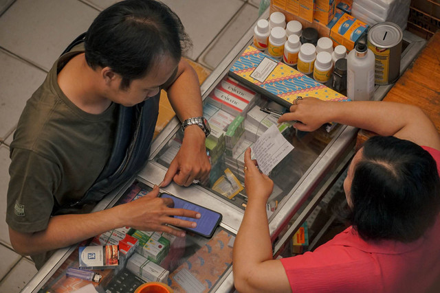 Seorang pedagang melayani penjualan obat di Pasar Pramuka, Jakarta, Selasa (3/1/2023). Foto: Jamal Ramadhan/kumparan