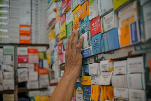 Seorang pedagang mengambil obat untuk konsumennya di Pasar Pramuka, Jakarta, Selasa (3/1/2023). Foto: Jamal Ramadhan/kumparan