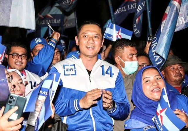 Ketua Umum Partai Demokrat, Agus Harimurti Yudhoyono (AHY) bersama para kader dan simpatisan. Foto ist