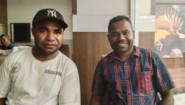 Wakil Sekretaris Bidang Organisasi DPD KNPI Kabupaten Sorong Vonce Antoh bersama Ketua OKK Gamki Papua Barat Daya Titus Johanes Pah, foto: Yanti/BalleoNEWS