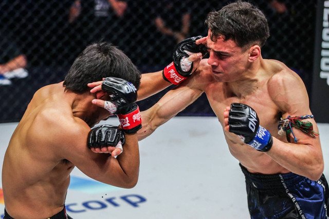 Joseph Lasiri (kanan) merebut sabuk Juara Dunia ONE Strawweight Muay Thai dari Prajanchai PK.Saenchai. Foto: ONE Championship