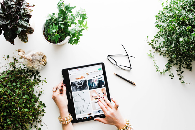 Ilustrasi Kata-Kata untuk Customer Online Shop. Foto: Unsplash/Brooke Lark.