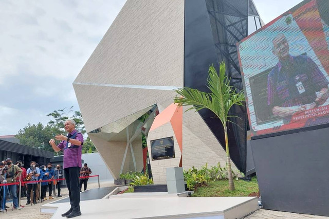 Gubernur Jawa Tengah, Ganjar Pranowo meresmikan Gedung Pusat Datang Jateng di Kota Semarang, Selasa (3/1/2023). Foto: Dok. Istimewa