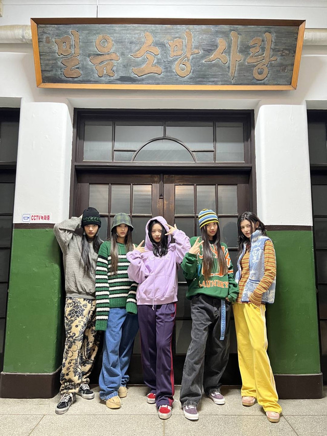 Grup K-POP New Jeans. Foto: Twitter/@NewsJeansADOR