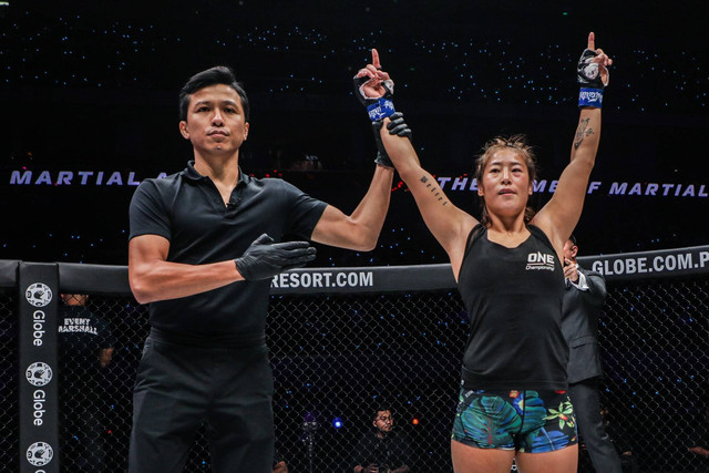 Meng Bo merayakan kemenangan usai mengalahkan Jenelyn Olsim di Filipina. Foto: ONE Championship
