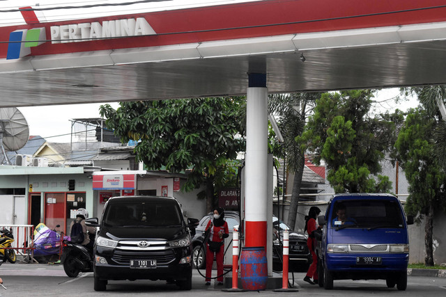 Pengendara roda empat membeli BBM di salah satu SPBU di kawasan Pasar Minggu, Jakarta, Selasa (3/1/2023). Foto: Indrianto Eko Suwarso/ANTARA FOTO