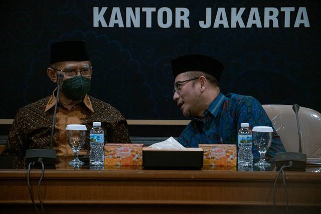 Ketua KPU Hasyim Asy'ari bersalaman dengan Ketua PP Muhammadiyah Haedar Nashir di Kantor PP Muhammadiyah dalam kegiatan audiensi terkait persiapan penyelenggaraan Pemilu 2024. Jakarta, Selasa (3/1/2023). Foto: Jamal Ramadhan/kumparan