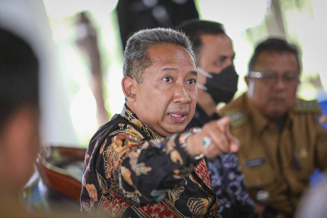 Wali Kota Bandung, Yana Mulyana spada Rapat Koordinasi Camat Se Kota Bandung di Kecamatan Gedebage, Selasa 3 Januari 2022.