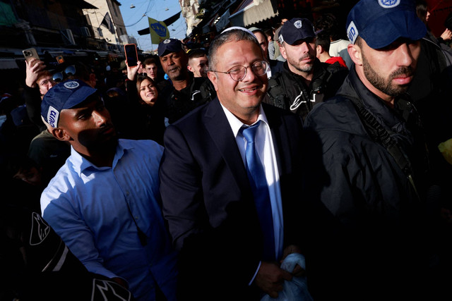 Menteri Keamanan Nasional Israel yang baru, Itamar Ben Gvir, saat mengunjungi pasar Mahane Yehuda di Yerusalem pada 30 Desember 2022. Foto: Menahem Kahana/AFP
