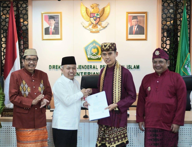 Asrorun Niam Sholeh (kedua dari kanan) meraih Professor Hukum Islam UIN Jakarta. Foto: Dok. Asrorun Niam