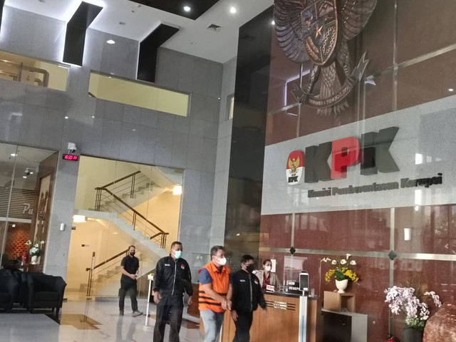 AKBP Bambang Kayun pakai rompi oranye KPK Foto: Hedi/kumparan