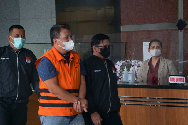 Anggota Divisi Hukum Mabes Polri AKBP Bambang Kayun Bagus PS mengenakan rompi tahanan usai diperiksa KPK sebagai tersangka kasus dugaan suap dan gratifikasi di Gedung Merah Putih KPK, Jakarta, Selasa (3/1/2023). Foto: Jamal Ramadhan/kumparan