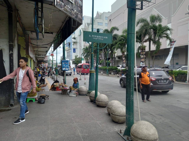 Suasana Jalan Perwakilan, Kota Yogyakarta. Pedagang di utara jalan tersebut disebut Gubernur DIY ilegal karena menempati tanah Keraton Yogyakarta. Dok: Arfiansyah Panji/kumparan