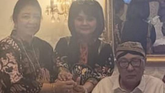 Raja Keraton Solo Paku Buwono XIII (kanan) berfoto bersama Ketua LDA sekaligus adik kandungnya Kanjeng Gusti Wandansati (kiri) dan KRAy Harniatie Sriana Munasari (tengah). FOTO: Istimewa