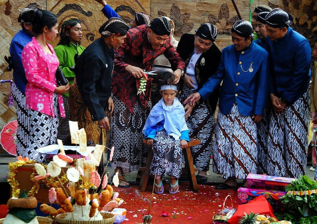 Prosesi pemotongan rambut gimbal (Sumber foto: Dok. Dinas Pariwisata dan Kebudayaan Wonosobo)