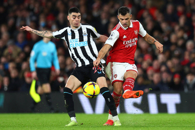 Pemain Arsenal Granit Xhaka berebut bola dengan pemain Newcastle United Miguel Almiron pada pertandingan lanjutan Liga Inggris di Stadion Emirates, London, Inggris. Foto: David Klein/REUTERS