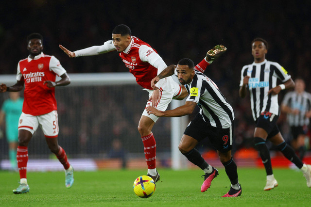 Pemain Arsenal William Saliba berebut bola dengan pemain Newcastle United Callum Wilson pada pertandingan lanjutan Liga Inggris di Stadion Emirates, London, Inggris. Foto: Paul Childs/REUTERS