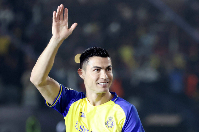 Cristiano Ronaldo melambaikan tangan saat diperkenalkan sebagai pemain terbaru Al Nassr di Mrsool Park, Riyadh, Arab Saudi. Foto: Ahmed Yosri/REUTERS