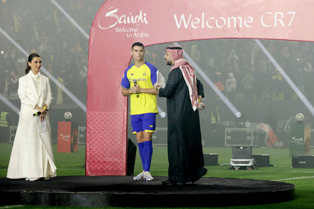 Cristiano Ronaldo saat diperkenalkan sebagai pemain terbaru Al Nassr di Mrsool Park, Riyadh, Arab Saudi. Foto: Ahmed Yosri/REUTERS