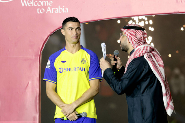 Cristiano Ronaldo saat diperkenalkan sebagai pemain terbaru Al Nassr di Mrsool Park, Riyadh, Arab Saudi. Foto: Ahmed Yosri/REUTERS