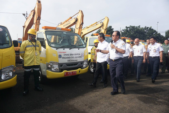 Pj Gubernur DKI Jakarta Heru Budi Hartono mengecek kesiapan pasukan kuning dan alat penunjang kerja di Alkal Bina Marga Jakarta Timur pada Rabu (4/1/2023). Foto: Iqbal Firdaus/kumparan