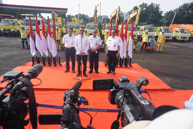 Pj Gubernur DKI Jakarta Heru Budi Hartono mengecek kesiapan pasukan kuning dan alat penunjang kerja di Alkal Bina Marga Jakarta Timur pada Rabu (4/1/2023). Foto: Iqbal Firdaus/kumparan