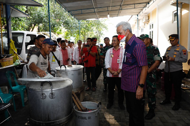 Gubernur Jawa Tengah, Ganjar Pranowo meninjau dapur umum di Dinas Sosial Pengendalian Penduduk dan Keluarga Berencana (P2KB) di Kecamatan Pekalongan Barat, Kota Pekalongan, Selasa (3/1/2023). Foto: Dok. Istimewa