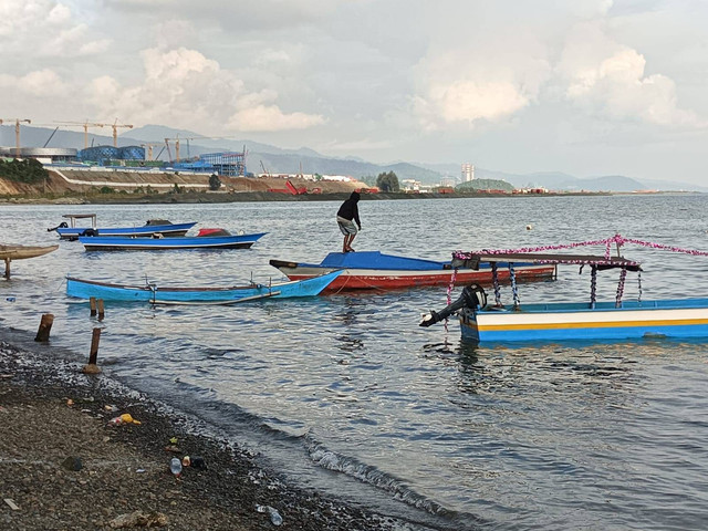 Perahu nelayan di kawasan pesisir Desa Lelilef Woebulen, Kecamatan Weda Tengah, Kabupaten Halmahera Tengah, Maluku Utara. Foto: Nurkholis Lamaau/cermat