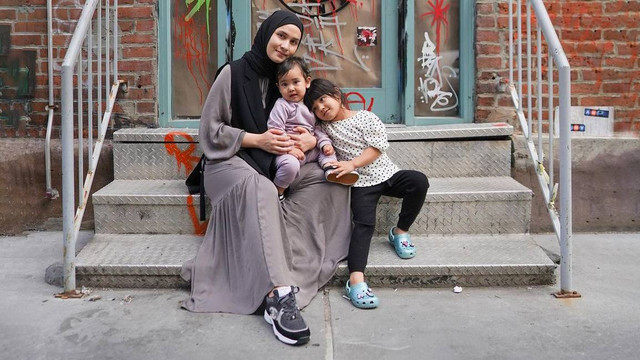 Dwi Handa bersama kedua anaknya. Foto: Instagram/@dwihandaanda